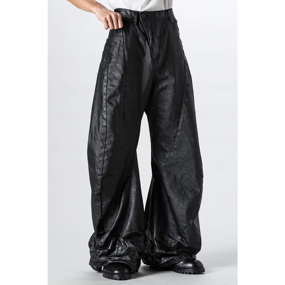 ユリウス JULIUS 10oz Coated Denim Curved Wide Pants（BLACK