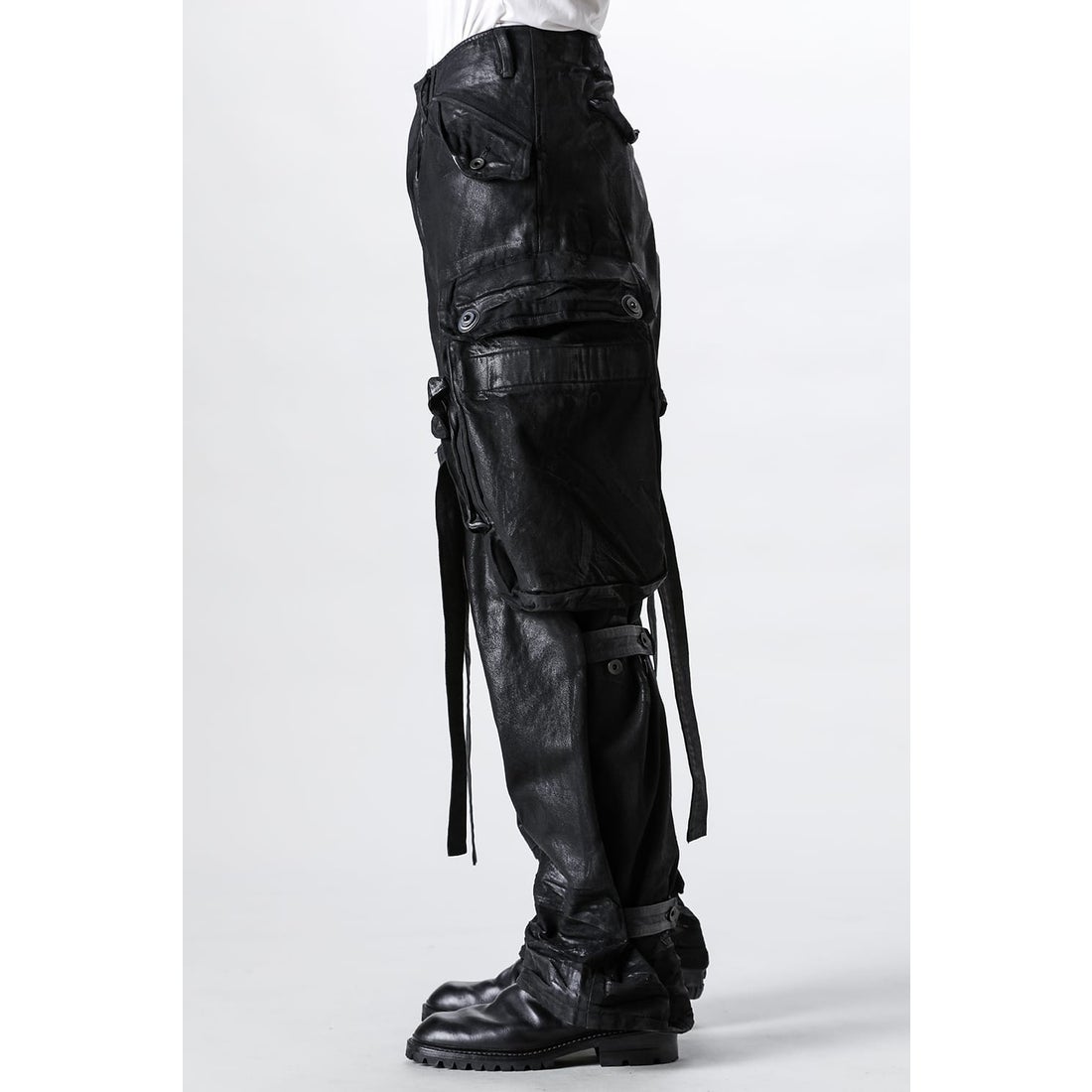 JULIUS 12oz Coated Denim Wide Gasmask Cargo Pants（BLACK） -FASCINATE