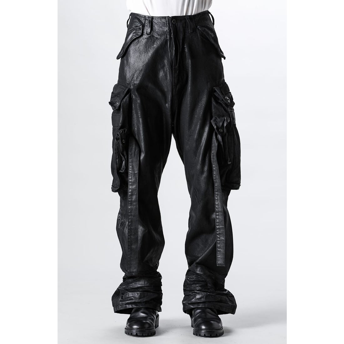 ユリウス JULIUS 12oz Coated Denim Wide Gasmask Cargo Pants（BLACK