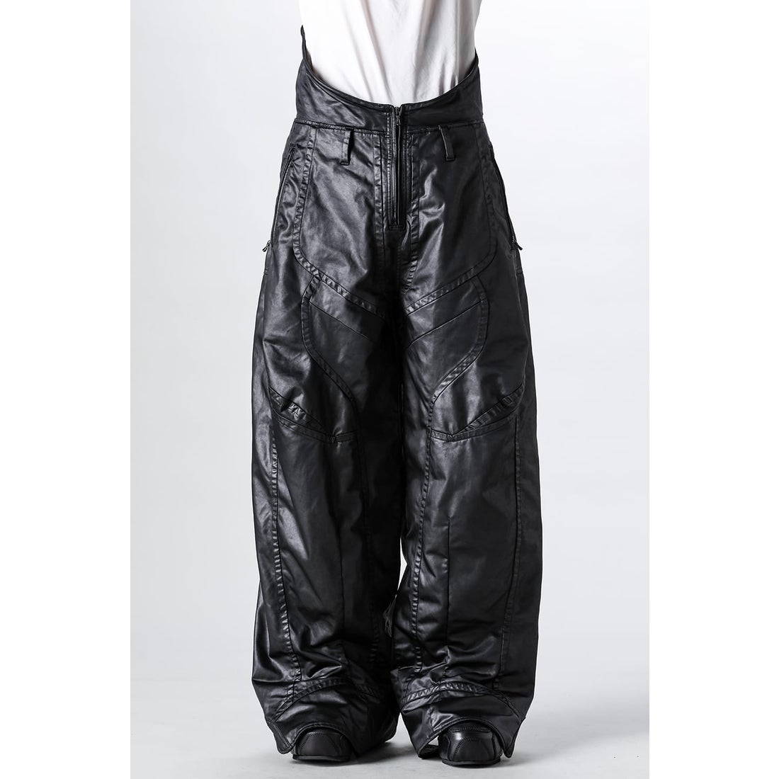 ユリウス JULIUS Coated Satin Seamed Wide Pants（BLACK） -FASCINATE