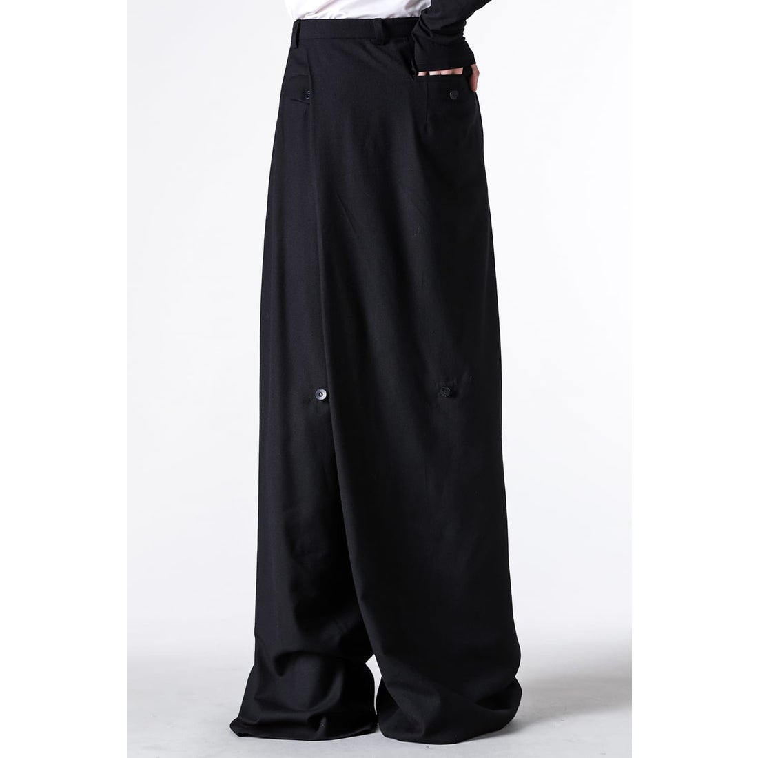 ユリウス JULIUS WOOL/VISCOSE CREPE PANTS （BLACK） -FASCINATE