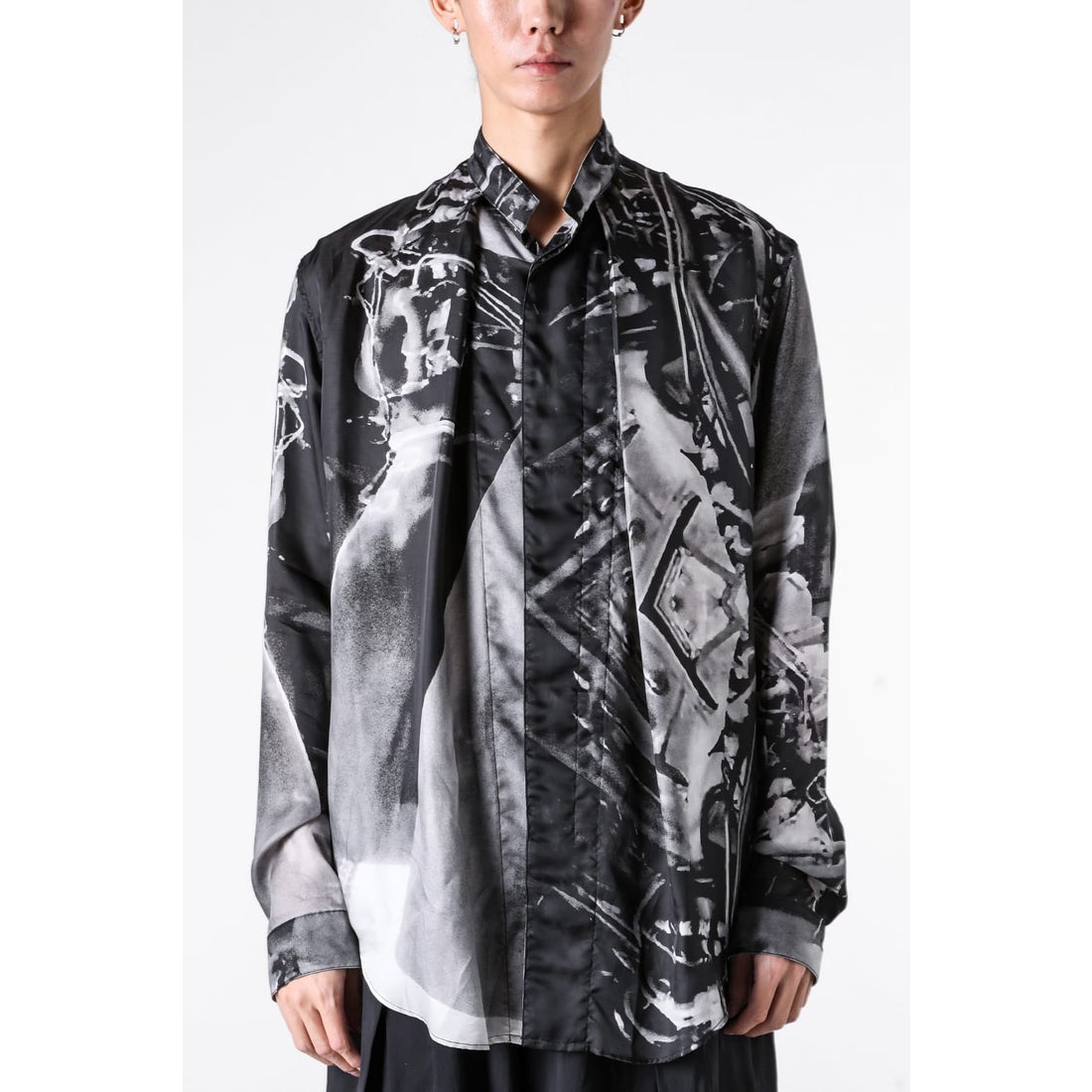 ユリウス JULIUS PRINTED CUPRO TWILL SHIRT （BLACK） -FASCINATE