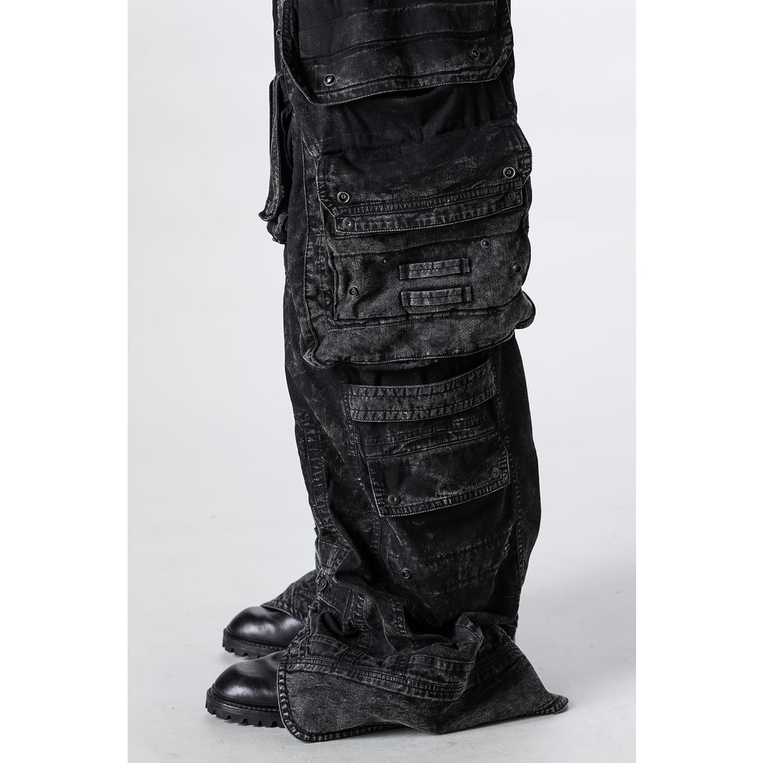 JULIUS Cotton Nylon Twill Multi Pocket Wide Cargo Pants（ASH BLACK