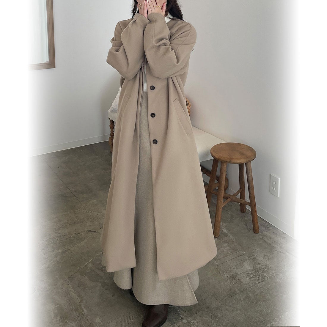 ジュノア JUNOAH ノーカラーベルト付きコート （ベージュ