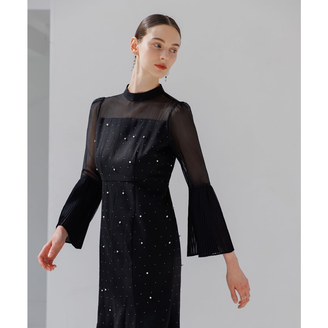 レジャ Leja パールビジュー付き透け感プリーツフレアスリーブビーズ