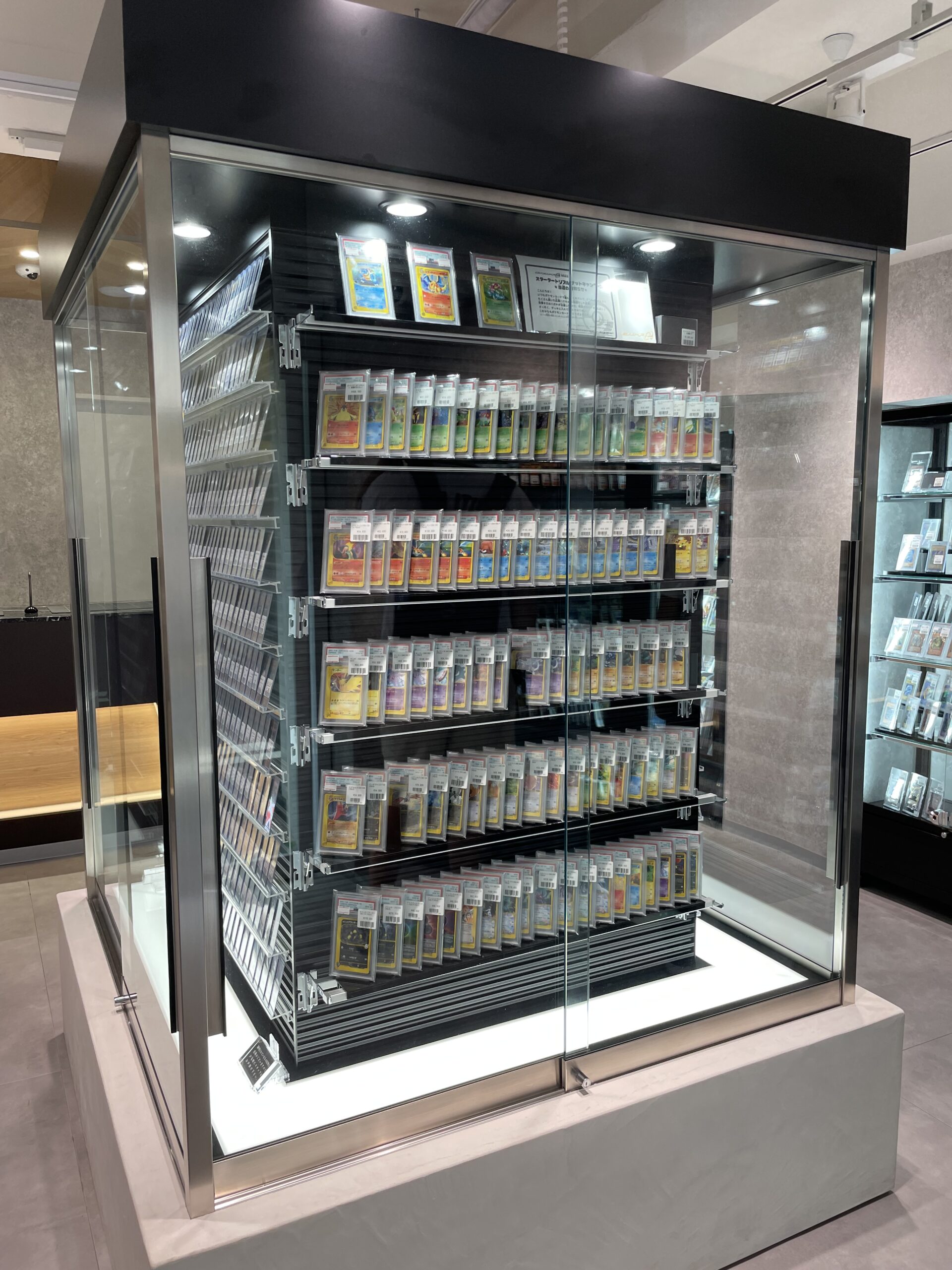 特注】 タワー型ショーケース製作しました！ - 株式会社泉美什器