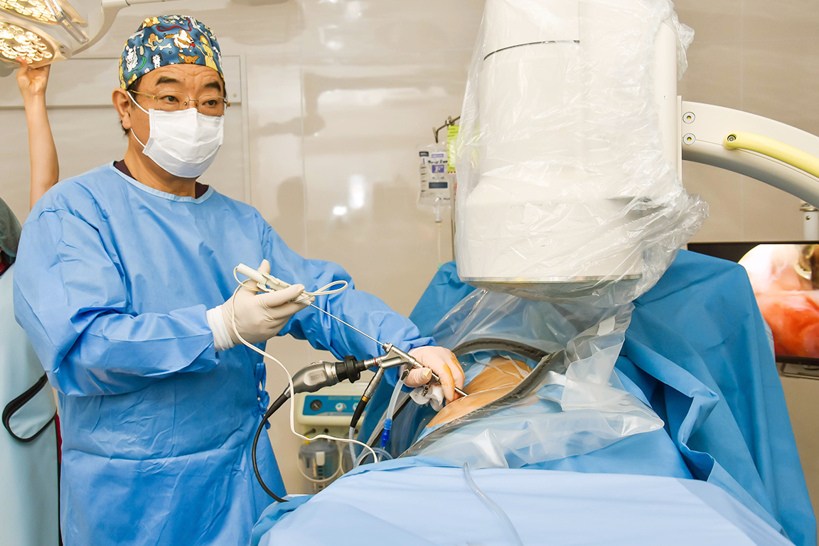 脊椎内視鏡手術を日本に持ち込んだ先駆者｜『神の手』