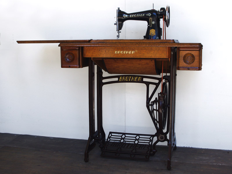 No.605 BROTHER ブラザー製 家庭用足踏みミシン：アンティークミシン