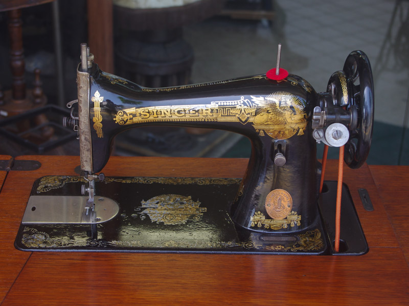 No.717 SINGER 15 シンガー製 鋳物網脚の足踏みミシン：アンティーク