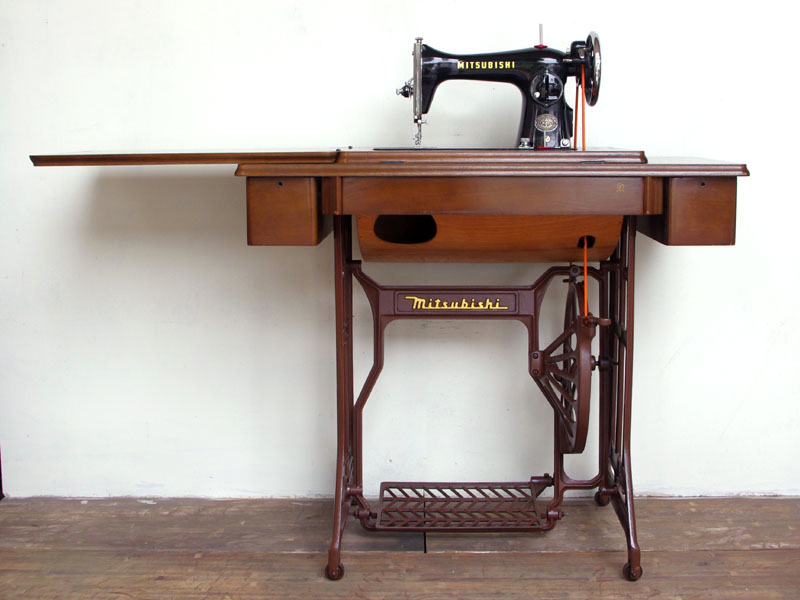No.193 MITSUBISHI 三菱製 家庭用足踏みミシン：アンティークミシン