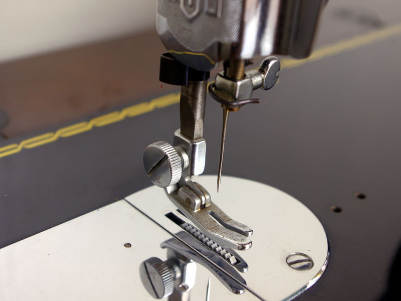 No.193 MITSUBISHI 三菱製 家庭用足踏みミシン：アンティークミシン