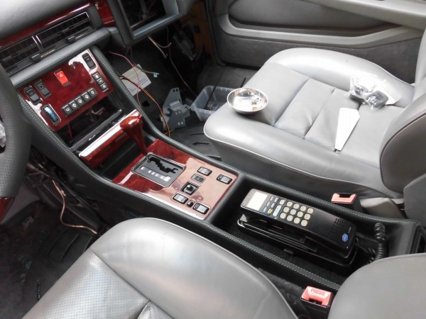 港区おじ様 W126 560SEC AMGスタイル レストア 懐かしの自動車電話取付