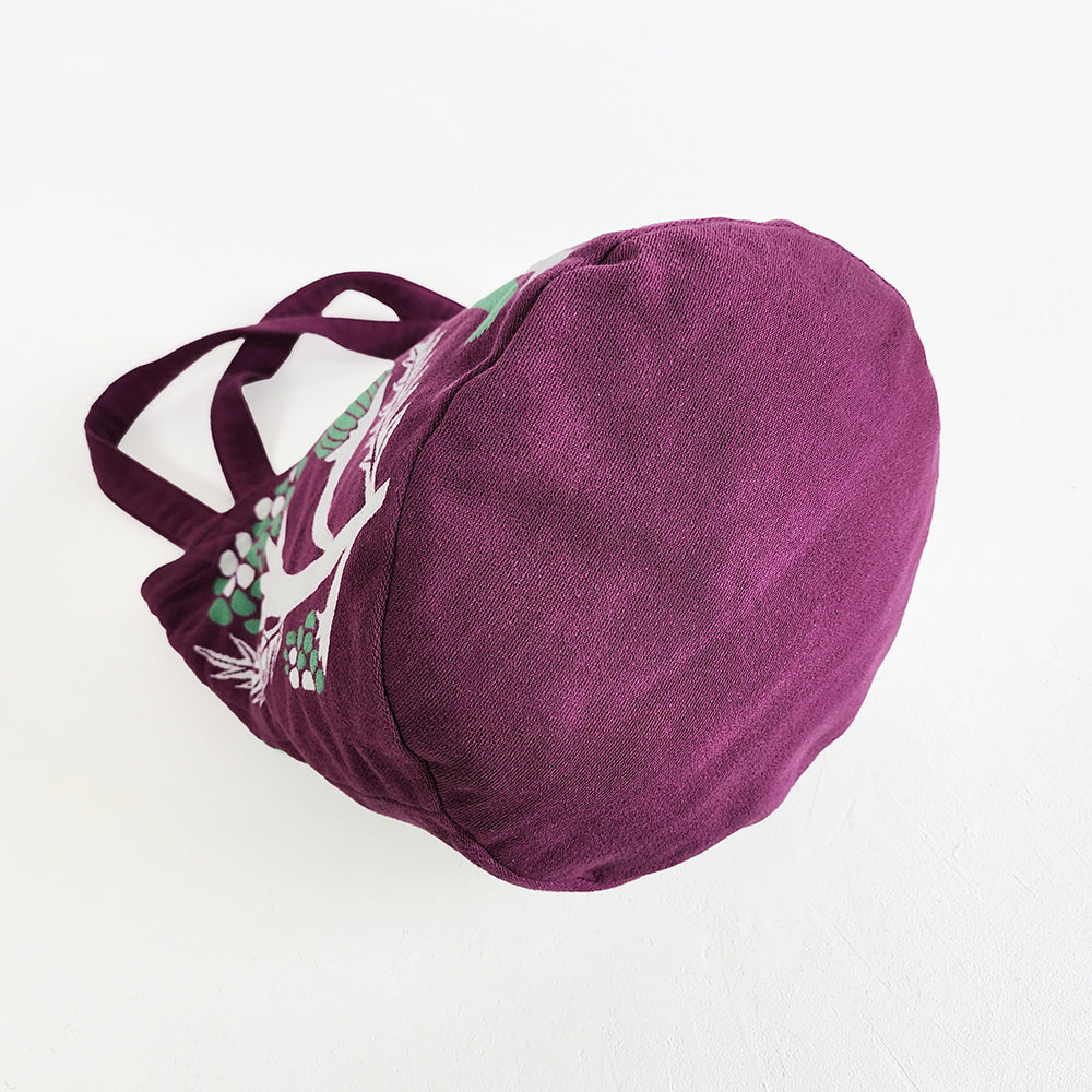 トートバッグ/平原の花のウサギたち – 八本足のオオカミ