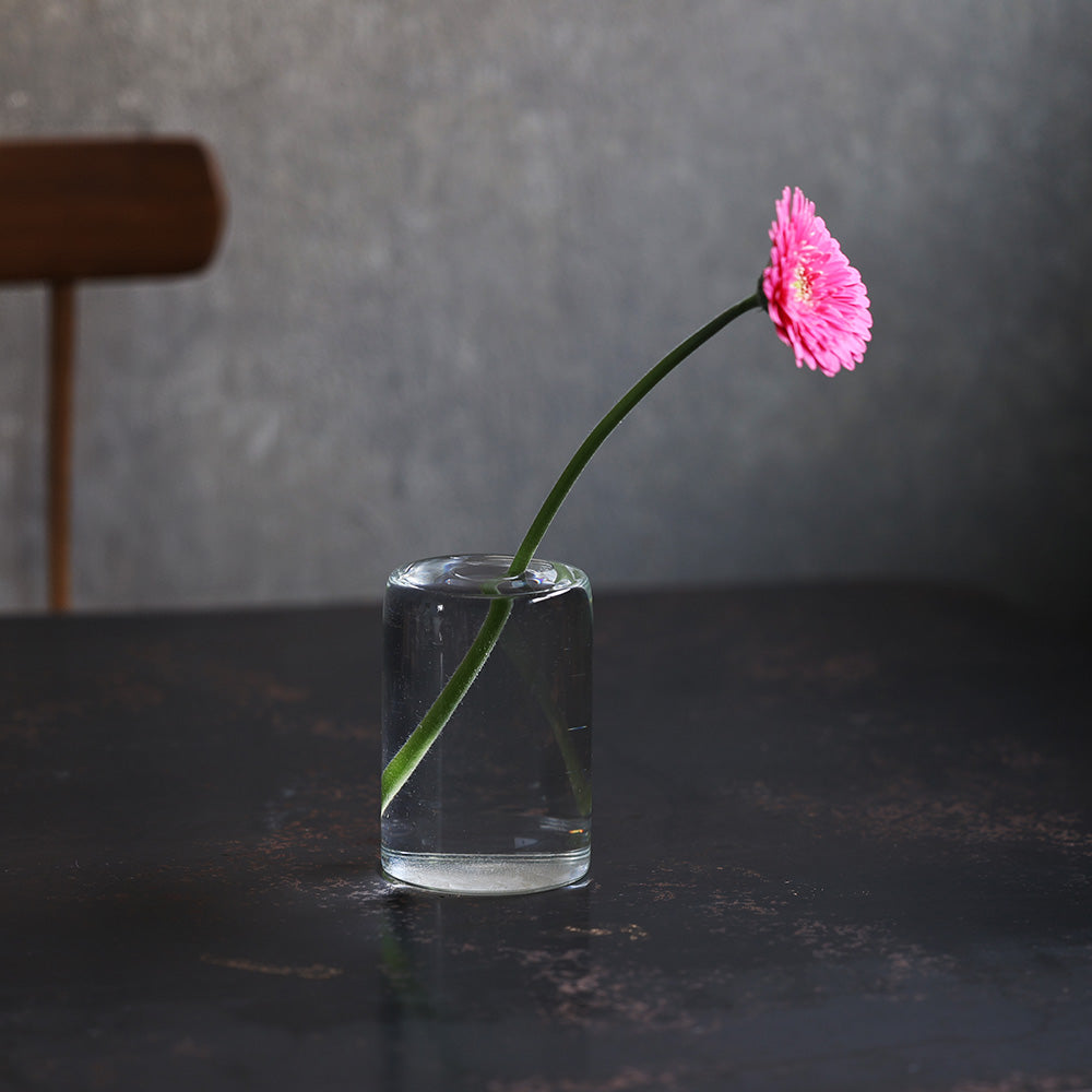 口もとまでたっぷりと水を注ぐと水の柱のようになるフラワーベース