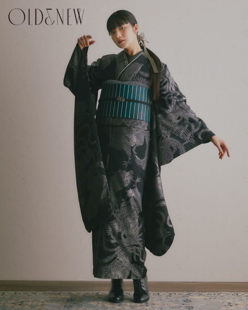 OLD＆NEW 黒地にグレーの鶏柄がクールな独特の振袖 24017 | おりえん