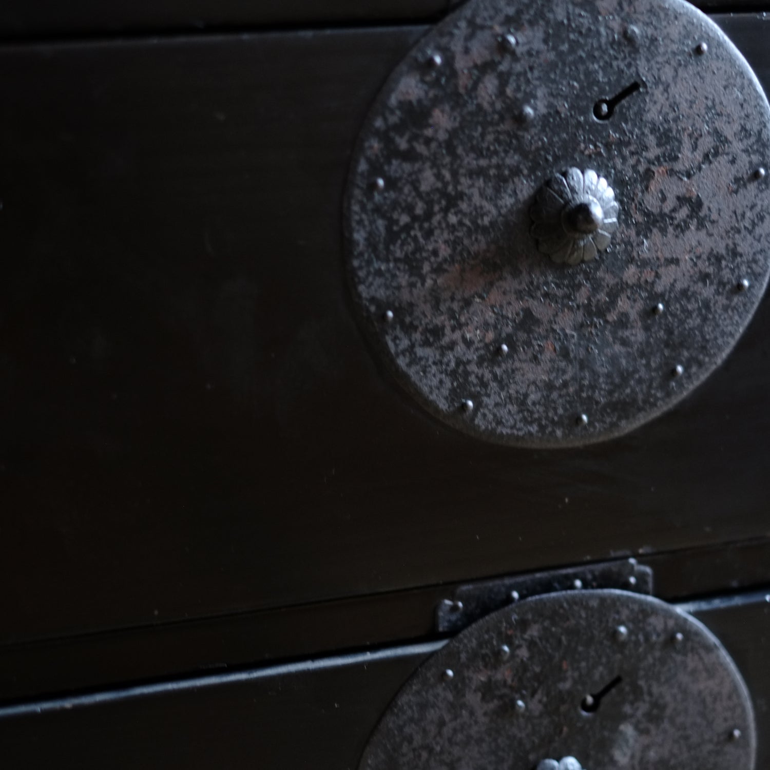 時代 総黒漆塗庄内箪笥 二段横長和箪笥 – 逢季荘