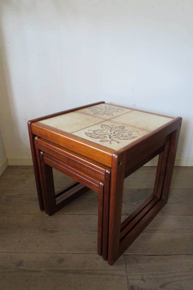 イギリスビンテージ 3連ネストテーブル チーク材 タイルトップ