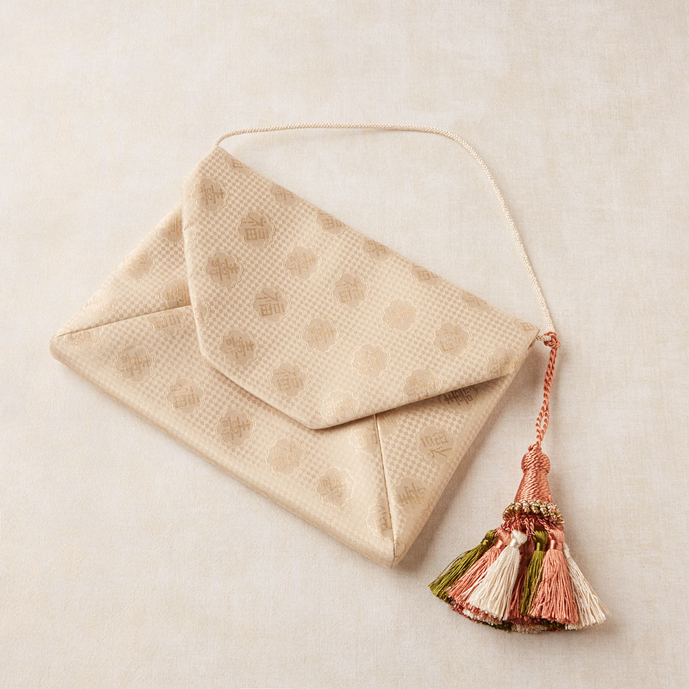 礼装クラッチバッグ 福寿柄 タッセル付き(ベージュ): ファッション