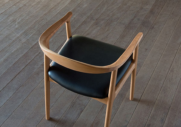 オメガ アームチェア | シキファニチア(SIKI) | リグナテラス東京