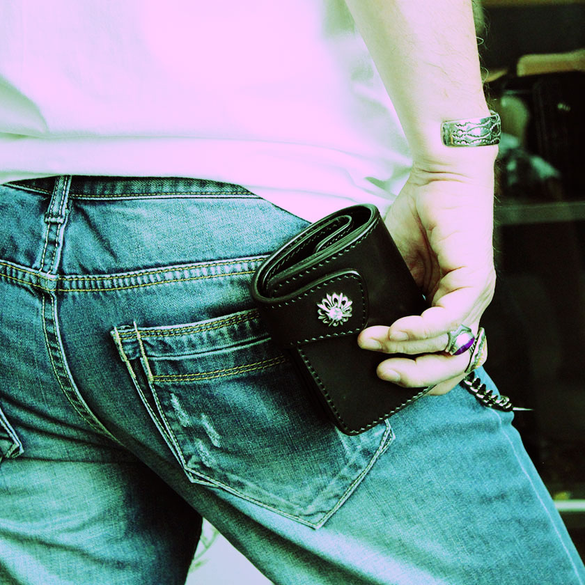 栃木レザー 二つ折り 財布 バイカーズウォレット ヌメ本革 黒サドル