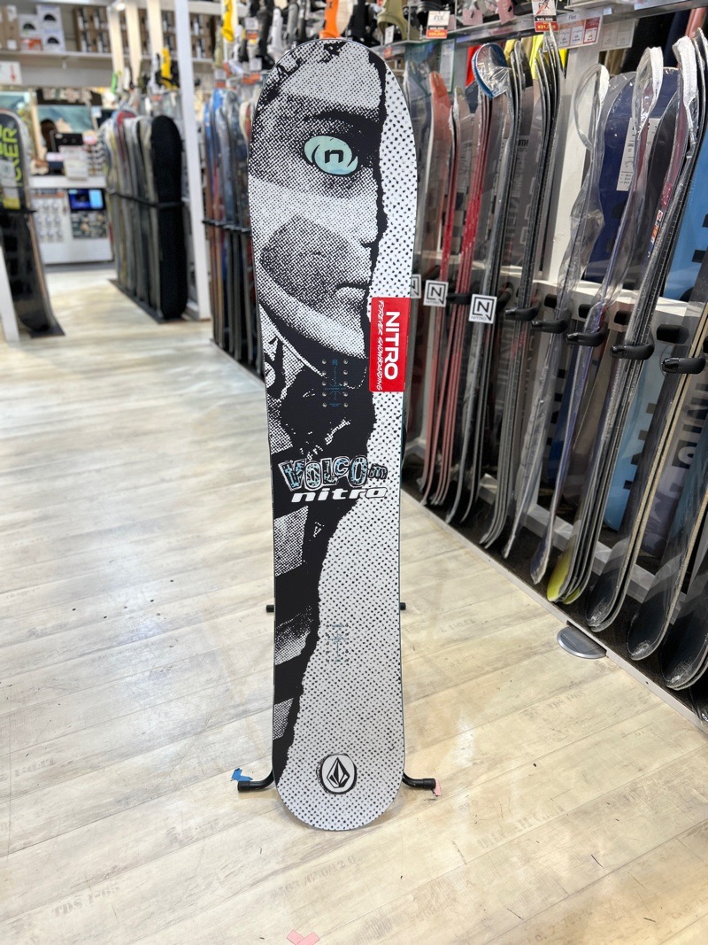 即納】メンズ スノーボード 板 157cm NITRO ALTERNATOR X VOLCOM