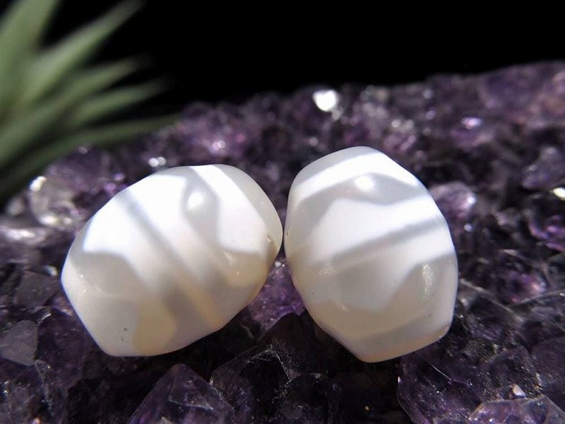 純真ホワイトカラー 四線虎牙天珠 しせんこがてんじゅ 縦サイズ:約15mm