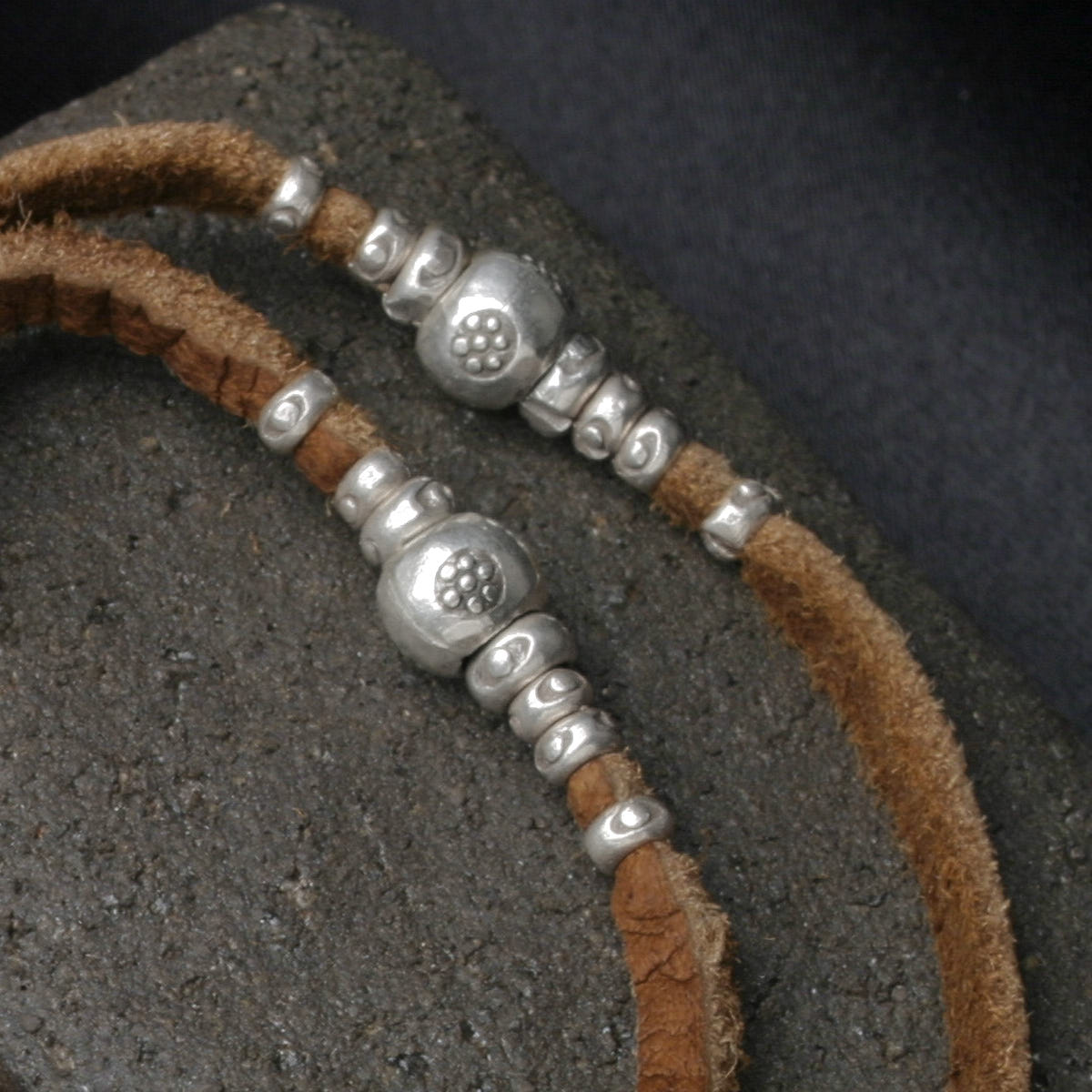 カレン 族 シルバー 天然無染色 ターコイズ ビーズ 鹿革紐