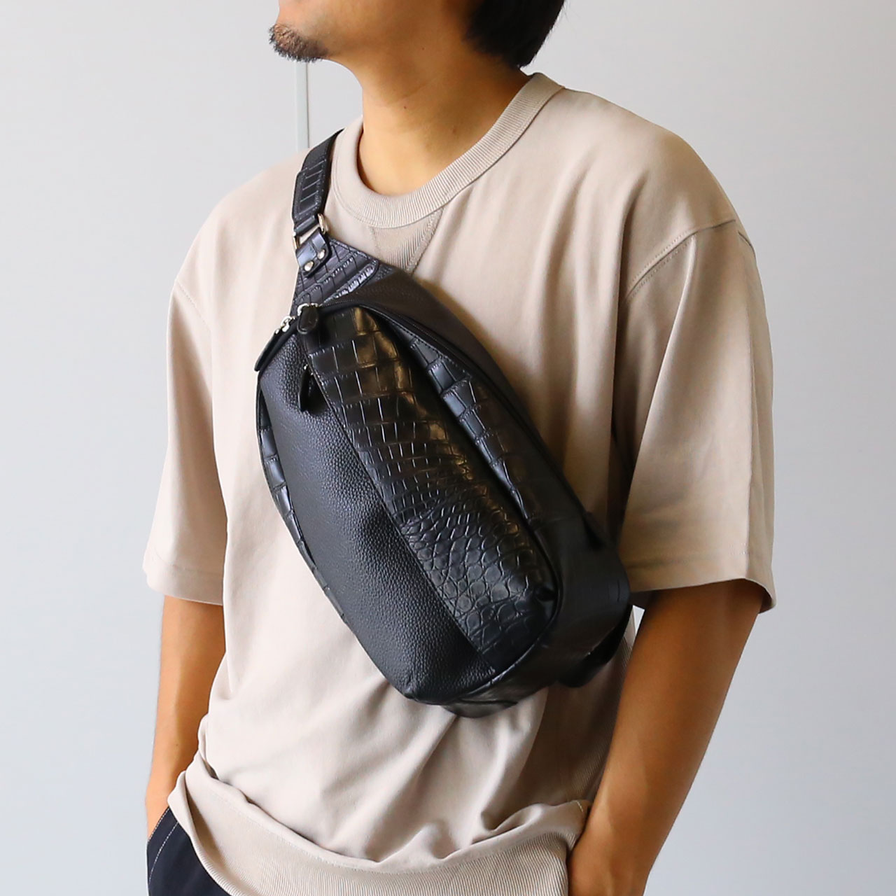 sankyo shokai（三京商会） 牛革 クロコダイル ボディバッグ マット 型