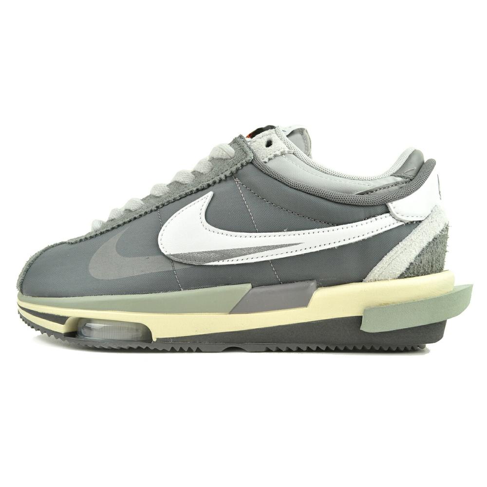 NIKE（ナイキ） NIKE ZOOM CORTEZ SP / SACAI iron grey/wht-light