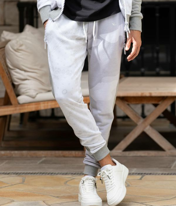 1PIU1UGUALE3 RELAX カモ×ペイズリー柄スウェットパンツ メンズ