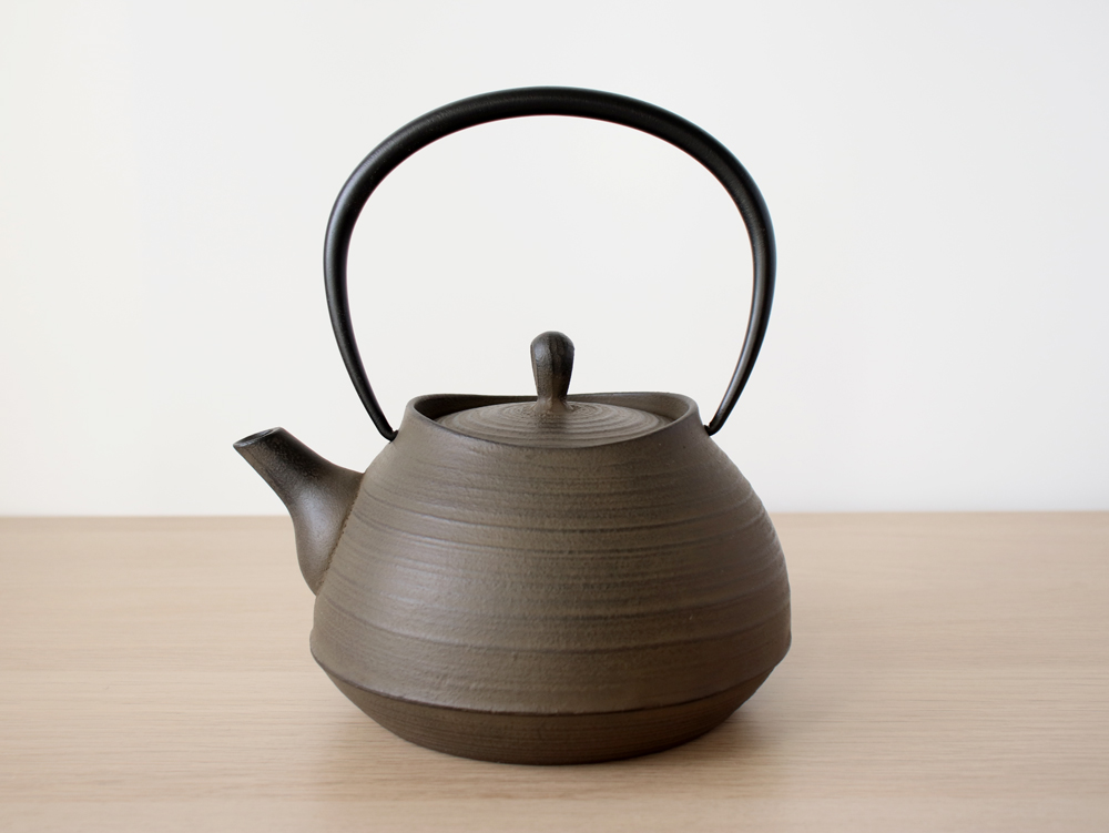 壱鋳堂 ITCHU-DO 鉄瓶 刷毛目 黒 さび茶 1L 南部鉄器 51007 : 雑貨のお