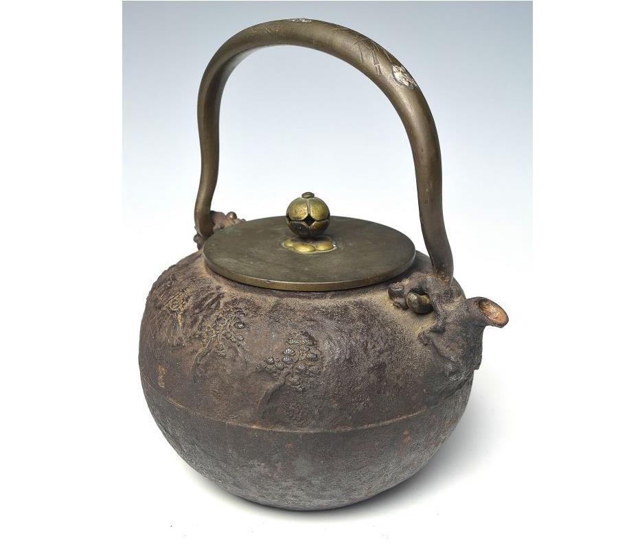 亀文堂造 鉄瓶 楼閣山水盛上紋様 霊芝銅持手 龍文堂『山水楼閣盛上図