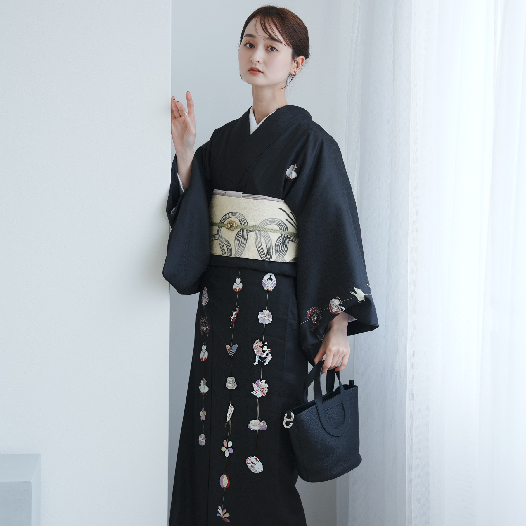 着物 袷 ポリ 単品 絵羽 ニコアンティーク 干支飾り・ブラック 黒