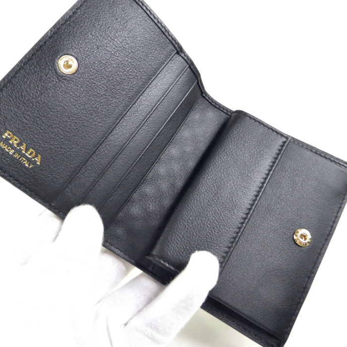 PRADA（プラダ） スタッズドレザー トライアングル ロゴ コンパクト 二