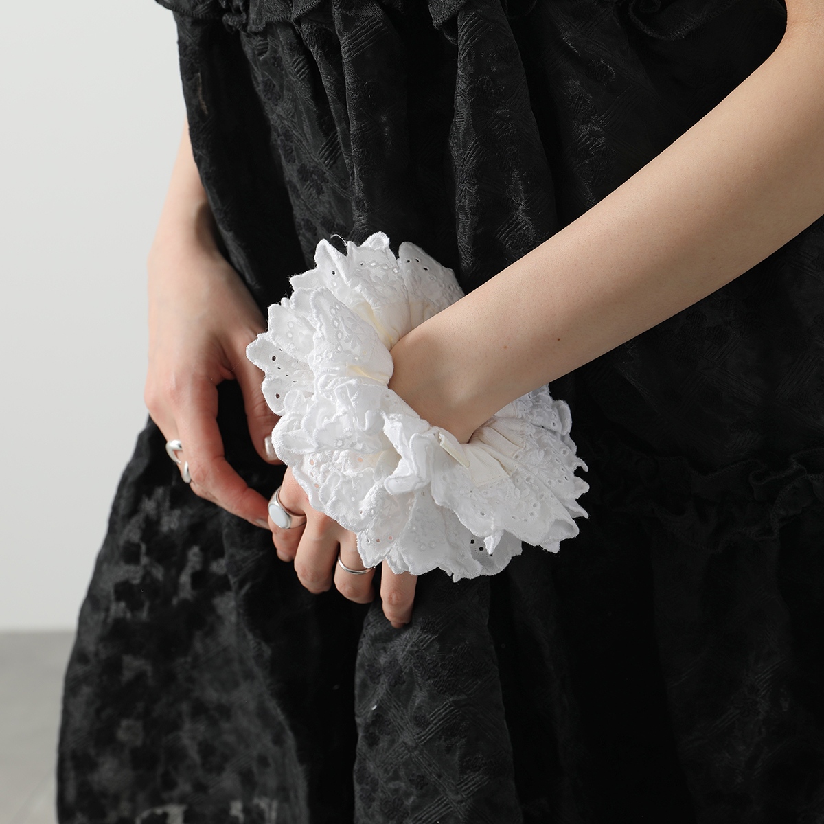 GOOD SQUISH シルバー フリルヘアシュシュ GOOD SQUISH シルバー