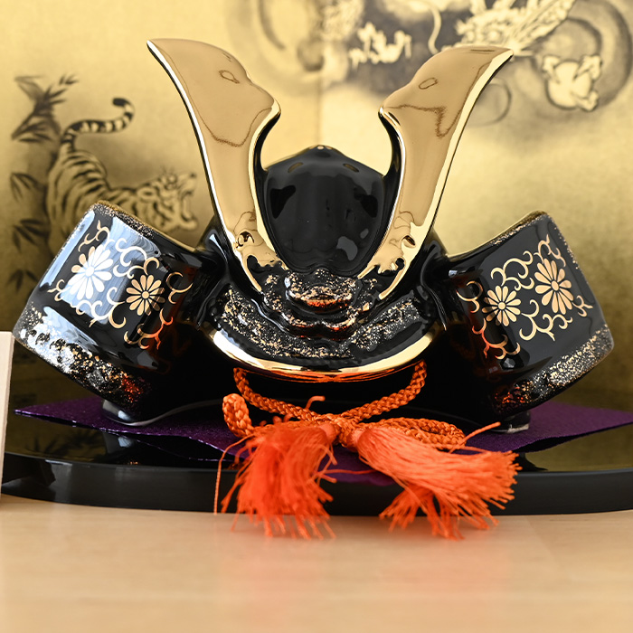 金彩出世兜（菊唐草・龍虎屏風付） 5772 五月人形 薬師窯 コンパクト