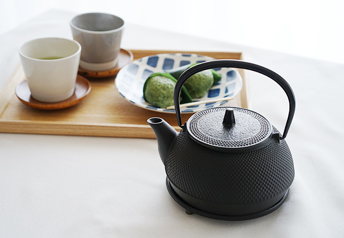 岩鋳 鉄瓶兼用急須 5型 新アラレ 黒 12822 日本製 IH対応 南部鉄器 直