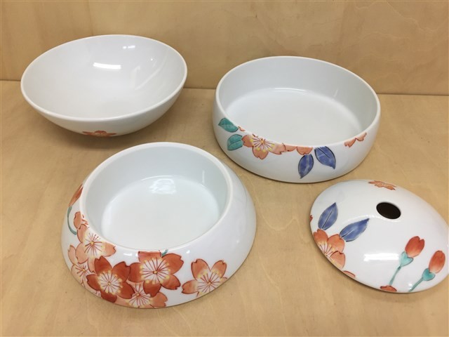 有田焼 李荘窯×あかね工房 玉重(色絵桜) 【化粧箱入り】【珠型三段重