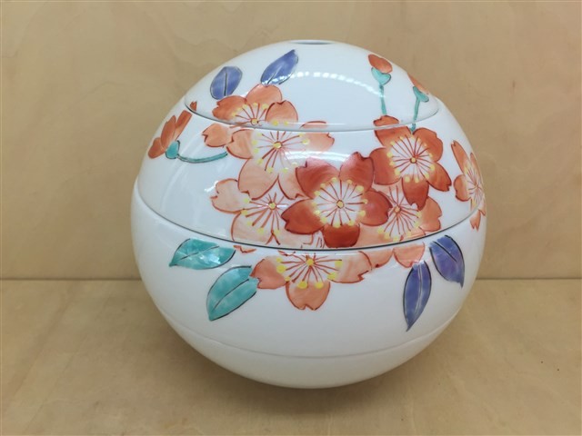 有田焼 李荘窯×あかね工房 玉重(色絵桜) 【化粧箱入り】【珠型三段重