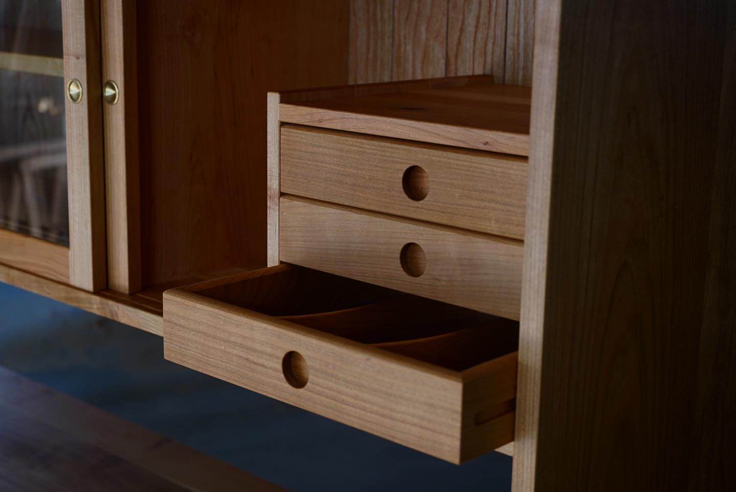 山桜のキャビネット | 山桜 | 高品質ハンドメイド家具 | SINRA