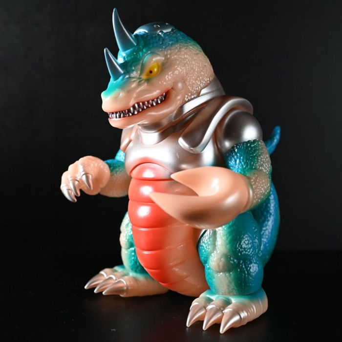 PLANET Xの「メカザウルス サキ」が「蓄光」になって墓場の画廊へ再び