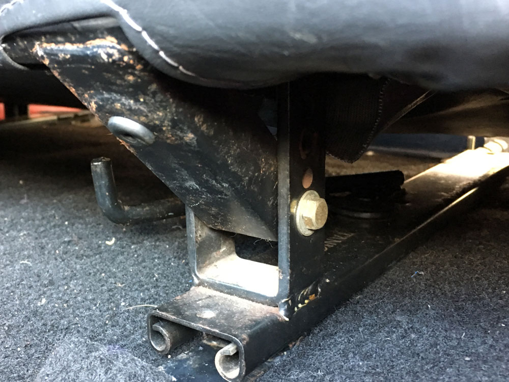 創楽】JA11ジムニー タニグチ リアシートスライドレール取り付け