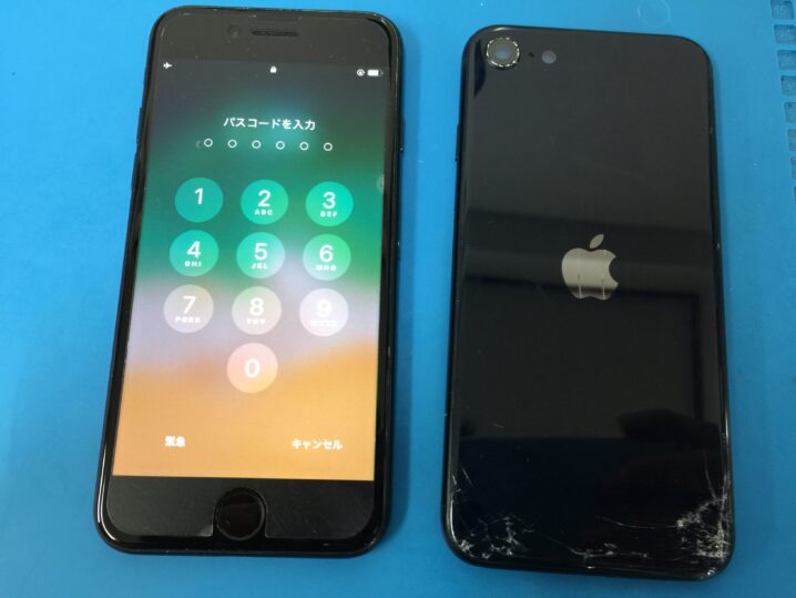 背面が割れたiPhoneSE3のバックパネル交換 - FLAT大宮