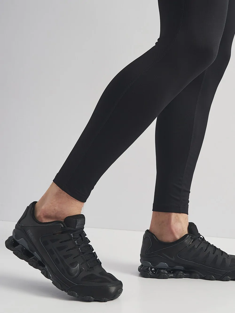 Кроссовки мужские Nike NIKE REAX 8 TR MESH черные 621716-008