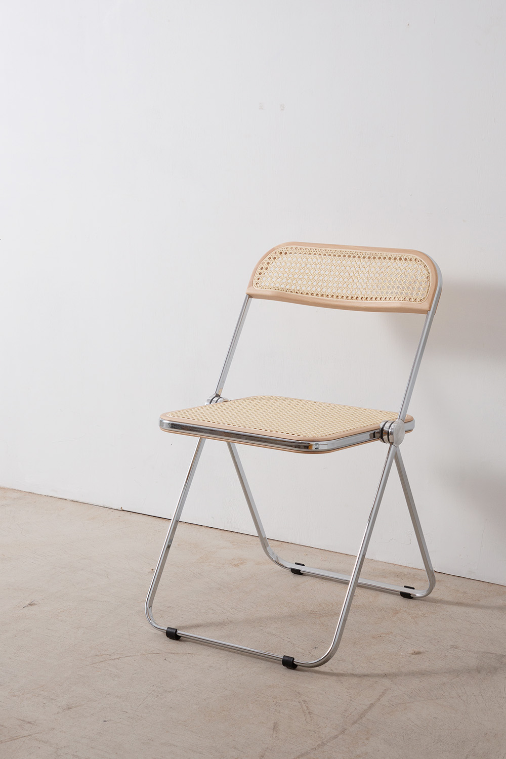 stoop | Plia Chair by Giancarlo Piretti for ANONIMA CASTELLI in