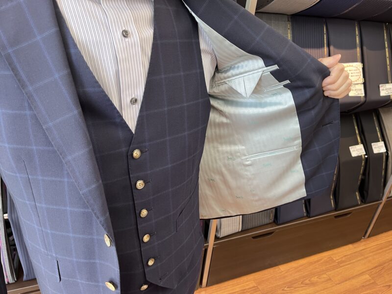 紺×ウィンドペンチェックのスリーピースで爽やかお洒落な春夏スーツ