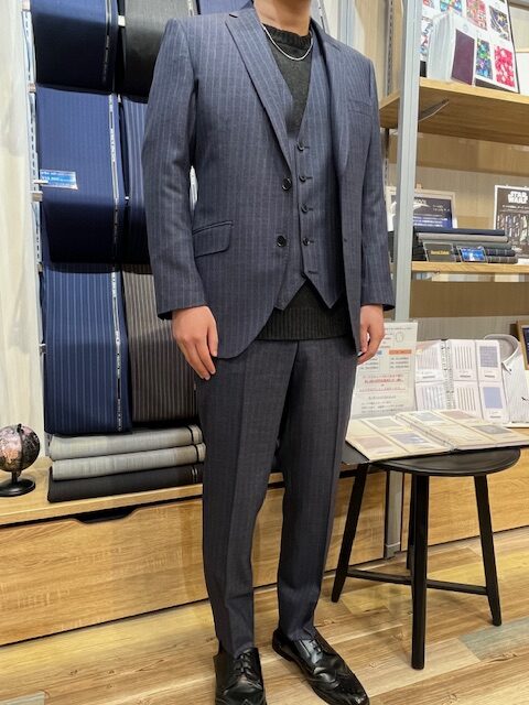Super100'sの上質なブルーグレーストライプスーツ-セントシティ小倉店