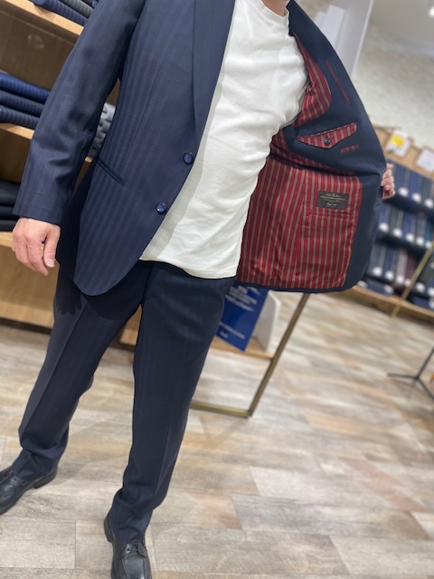 イタリア生地の名門『カノニコ』で魅せる光沢感のあるネイビースーツ