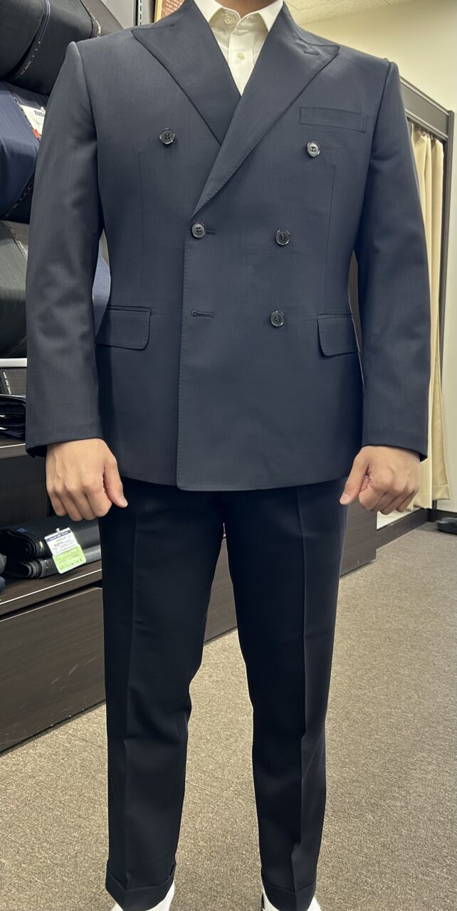 定番のネイビースーツでダブル仕様-大阪江坂店スーツコレクション