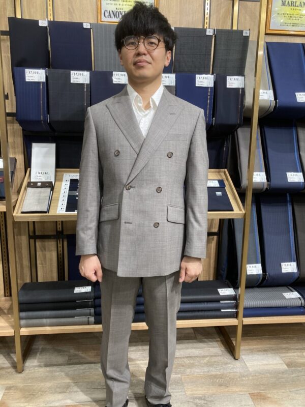 グレージュのダブルスーツでお洒落なコディネート-札幌駅前通店スーツ